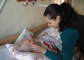 Charitní domácí péče je v ohrožení, zdravotní pojišťovny nám svazují ruce