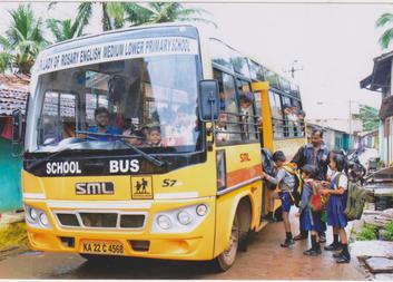 Nový školní autobus už brázdí indické cesty