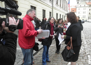 Charita apelovala na poslance před Sněmovnou