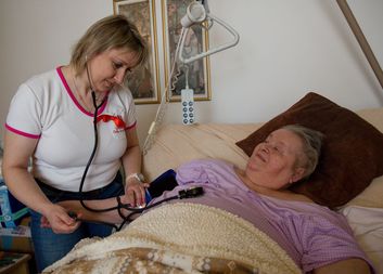 Charita ČR: Zdravotní pojišťovny ohrožují domácí péči