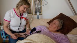 Charita ČR: Zdravotní pojišťovny ohrožují domácí péči