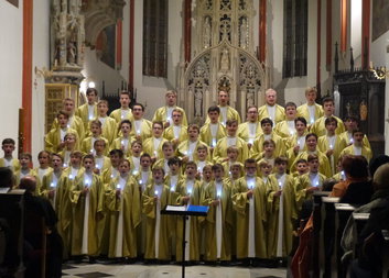 Hradečtí Boni pueri zpívali pro indické děti v zaplněné katedrále