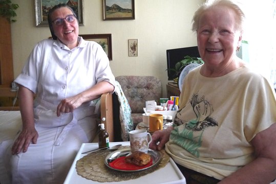 Díky péči své dcery a Charity může být paní Olga doma