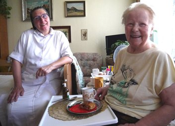 Díky péči své dcery a Charity může být paní Olga doma