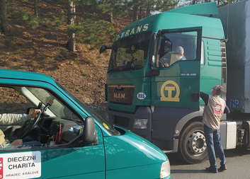 Charita a policie rozdávali jídlo a pití řidičům kamionů v koloně před hranicí s Polskem