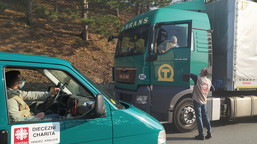 Charita a policie rozdávali jídlo a pití řidičům kamionů v koloně před hranicí s Polskem
