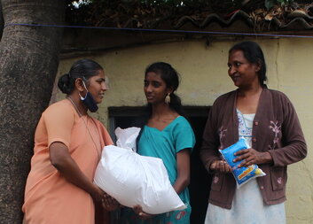 Charita pokračuje v pomoci indickým rodinám