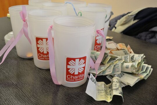 Charity už rozpečeťují tříkrálové kasičky, online koleda běží dál. Děkujeme za každý dar!