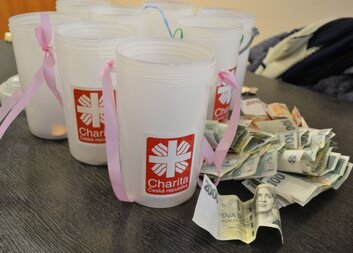 Charity už sčítají výsledky z tříkrálových kasiček, online koleda běží dál. Děkujeme za každý dar!