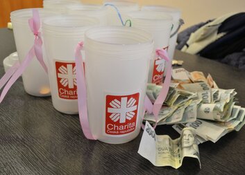 Charity už rozpečeťují tříkrálové kasičky, online koleda běží dál. Děkujeme za každý dar!