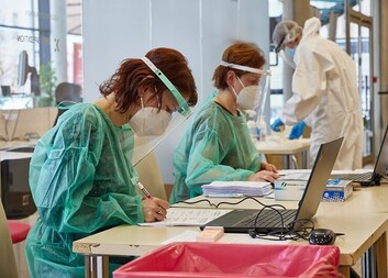 Do uzavřeného Trutnova přináší Charita naději 