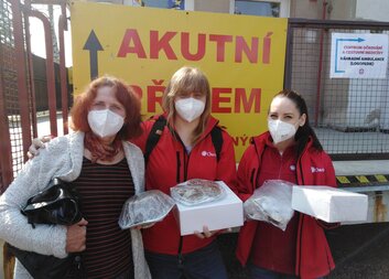 Dobrovolníci z Charity pečou dobroty pro nemocnici. Přidejte se i vy!