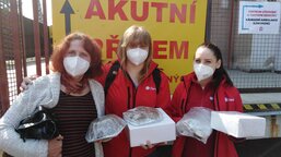 Dobrovolníci z Charity pečou dobroty pro nemocnici. Přidejte se i vy!