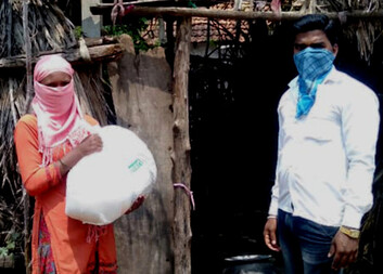 Charita vyhlásila sbírku na pomoc strádajícím rodinám v Indii