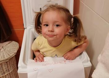 Mladá maminka už nemusí prát prádlo u rodičů