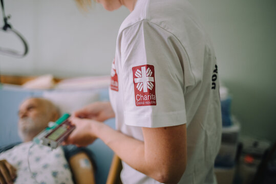 Domácí hospicová péče Hradec Králové (foto: Oblastní charita Hradec Králové) Domácí hospicová péče Hradec Králové (foto: Oblastní charita Hradec Králové)