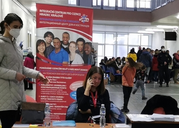 Charita pomáhá uprchlíkům z Ukrajiny a zřídila pro ně i speciální infolinku