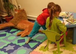 Dětský koutek na hradecké ubytovně, kde mají azyl uprchlíci z Ukrajiny a Charita s dobrovolníky jim pomáhá