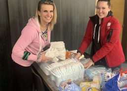 Naše dobrovolnice připravují hygienické potřeby pro maminky s dětmi v KACPU