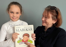 Zlata, která přijela se svou maminkou z východní Ukrajiny, dostala od své tety Natálie také český slabikář