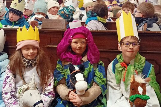 V Hradci koledují tři králové s požehnáním od generálního vikáře Paseky a prosí o dar na stavbu hospice