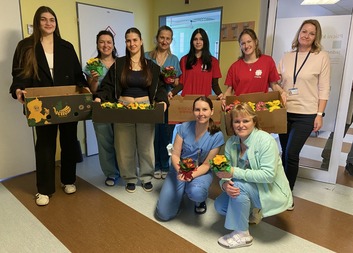 Dobrovolníci roznášeli ve fakultní nemocnici kytičky k MDŽ