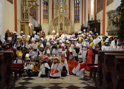 Na Tři krále se vypravili koledníci do ulic Hradce Králové a na cestu jim v katedrále sv. Ducha požehnal biskup Jan Vokál. Foto: Vojtěch Homolka 