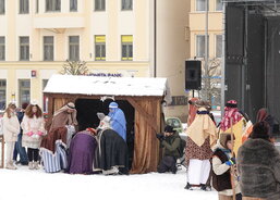 Den Tříkrálový s legendární hrou Čtvrtý z mudrců a živými zvířátky na zasněženém náměstí v Havlíčkově Brodě spojil lidi všech generací. Foto: Aneta Maclová