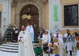 Tradiční tříkrálový průvod s koňmi a živý betlém v sobotu 10. ledna v Poličce také provázela pořádná chumelenice. Foto: Oblastní charita Polička