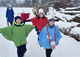 Ani chladné počasí králům z Němčic u Litomyšle nevadilo. S radostí zpívali a koledovali dům od domu. Foto: Farní charita Litomyšl